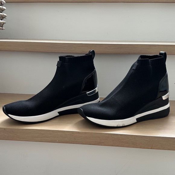 MICHAEL KORS 🖤Skyler Knit Bootie Wedge SNEAKER Black W8.5 StreetChic ATHLEISURE - Picture 1 of 11